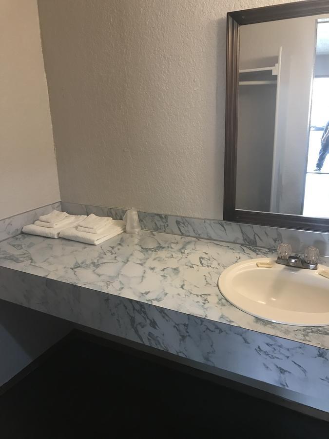 West Main Motel Buckley Экстерьер фото